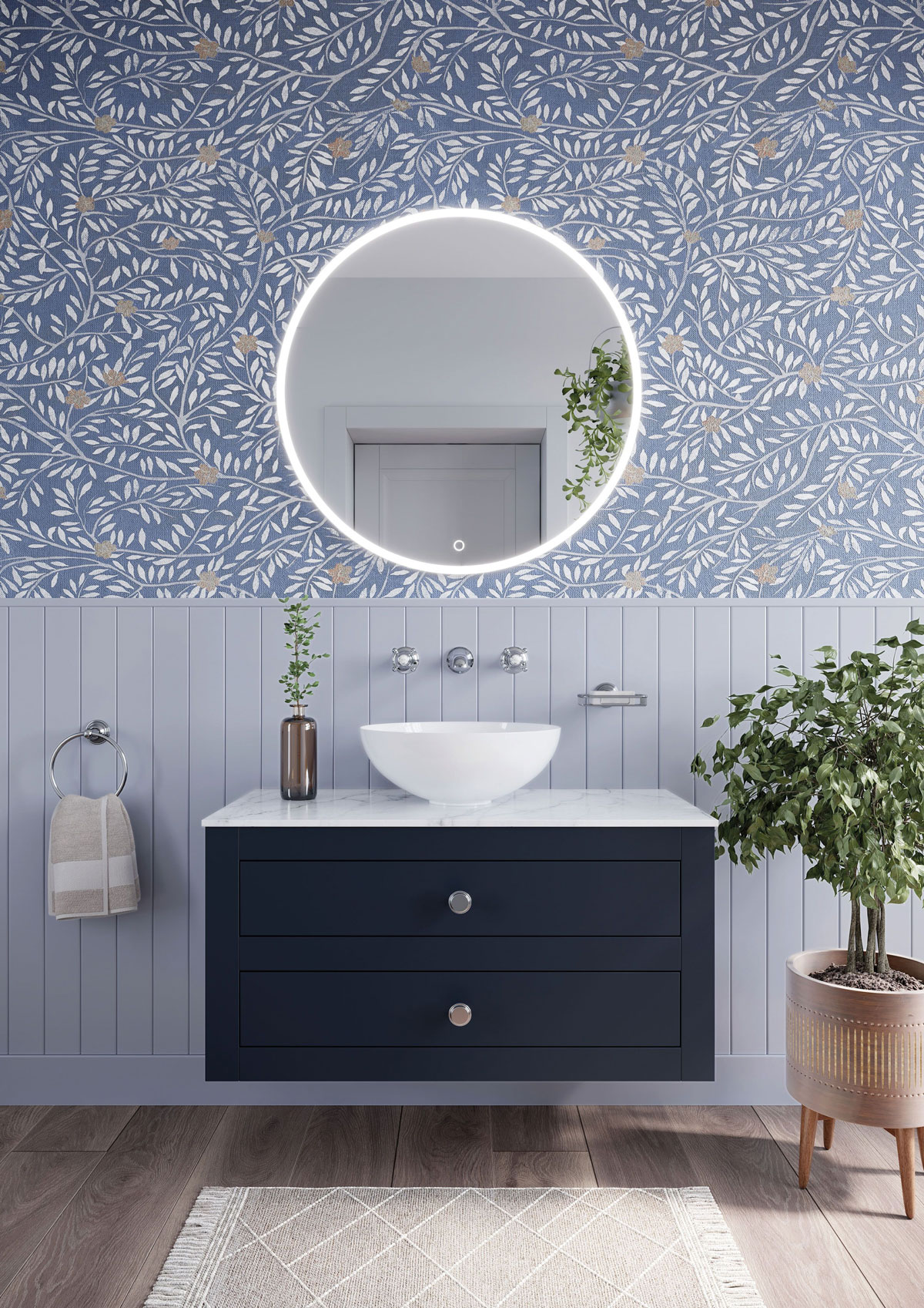 Kúpeľňa s dreveným obložením a modrou tapetou s bielym kvetinovým vzorom