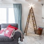 Starý áčkový rebrík slúžiaci ako vkusná dekorácia a moderný vianočný stromček