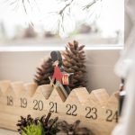 originálny adventný drevený kalendár s panáčikom