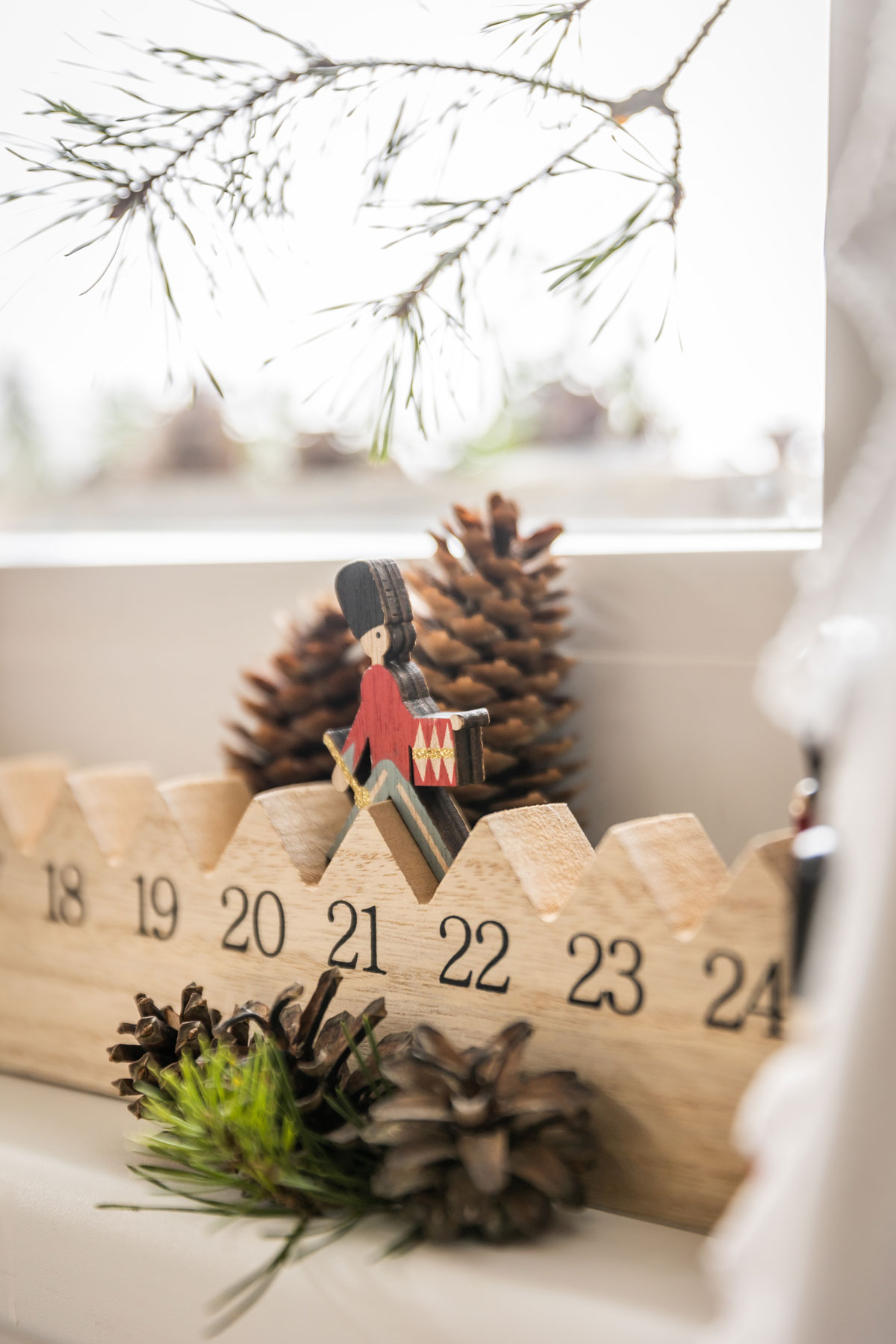 originálny adventný drevený kalendár s panáčikom