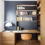 interiérový návrh pracovne so stenou s úložnými priestormi, do ktorej je zakomponovaný pracovný stôl, farebnosť je drevo a čierna