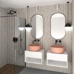 kúpeľňa s terazzo obkladom, na stene sú dve oválne zrkadlá, pod nimi sú závesné biele skrinky s pastelovými umývadlami, vedľa umývadiel je zástena so sprchovým kútom