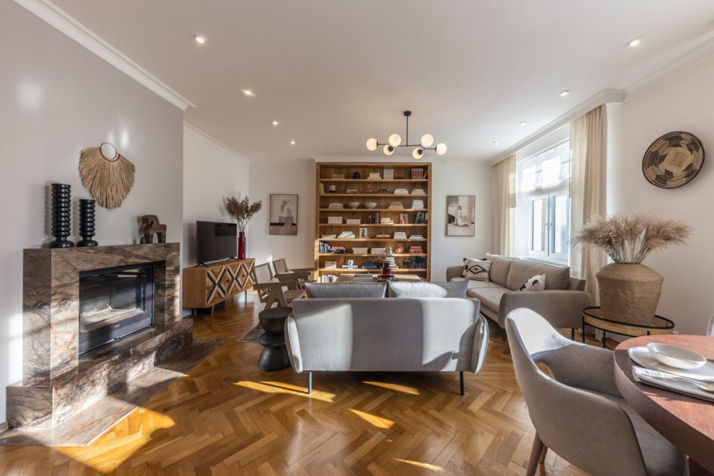 elegantná obývačka v eklektickom štýle zariadená v kombinácii dreva a sivej farby