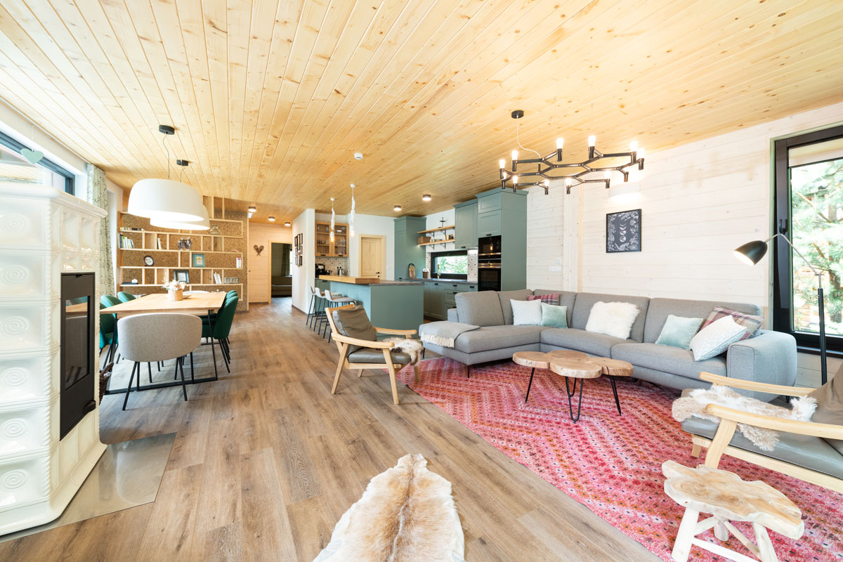 interiér chalupy zariadený z prírodných materiálov, na nábytku dominuje svetlé drevo a pastelové odtiene farieb