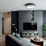minimalistická moderná obývačka v sivých odtieňoch s lamelovým obkladom na stene