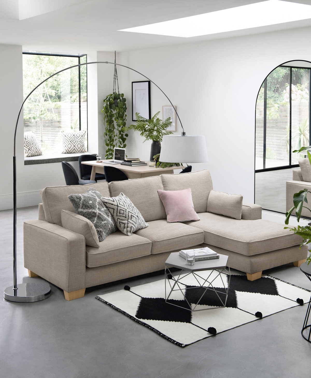 Sedačka v obývačke s čierno bielym kobercom s výrazným geometrickým vzorom
