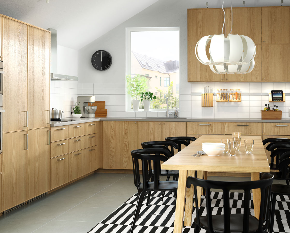 Moderná kuchyňa v drevodekóre, na podlahe je výrazný vzorovaný čierno-biely koberec