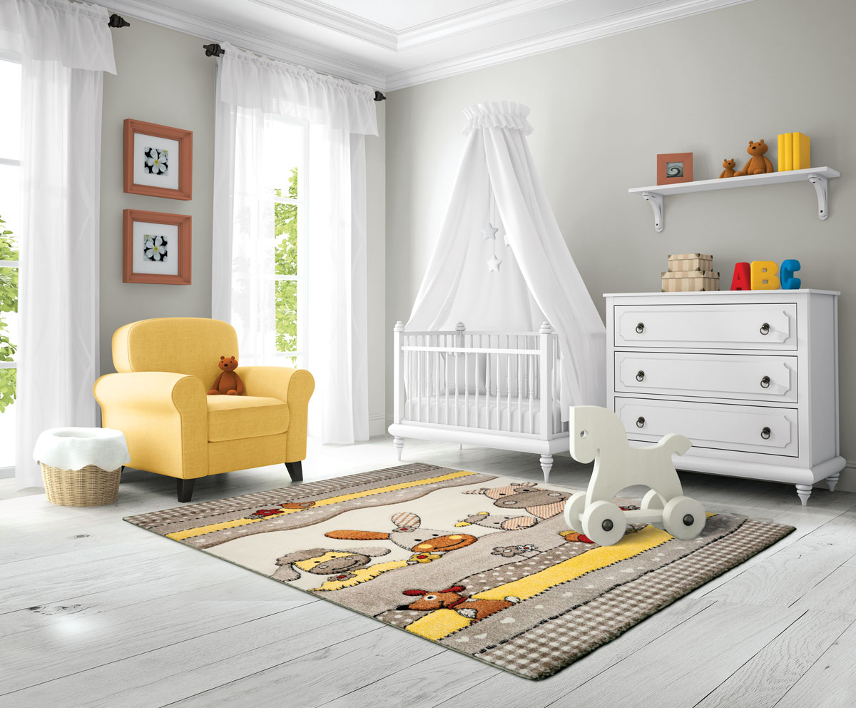 detská izba s bielou postieľkou, žltým kreslom, bielou komodou a kobercom so zvieratkami