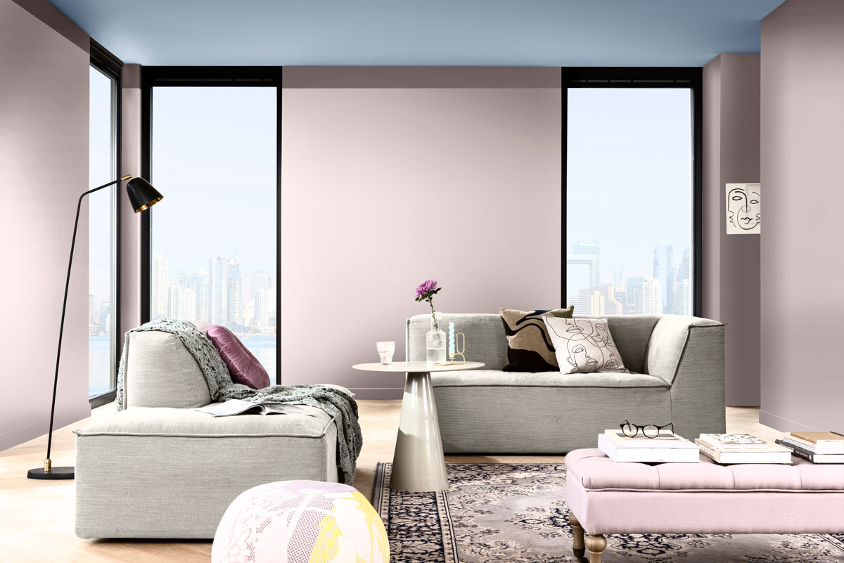 Moderná obývačka s farebným stropom