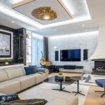moderná luxusná obývačka v kombinácii dreva a mramoru s otvoreným krbom