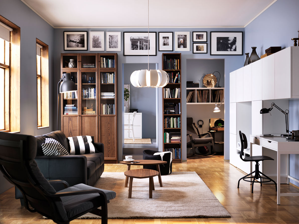 obývačka v tmavých farbách s drevenou knižnicou