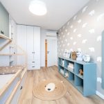 detská izba pre chlapca v kombinácii modrej a bielej, s posteľou v tvare domčeka a tabuľou