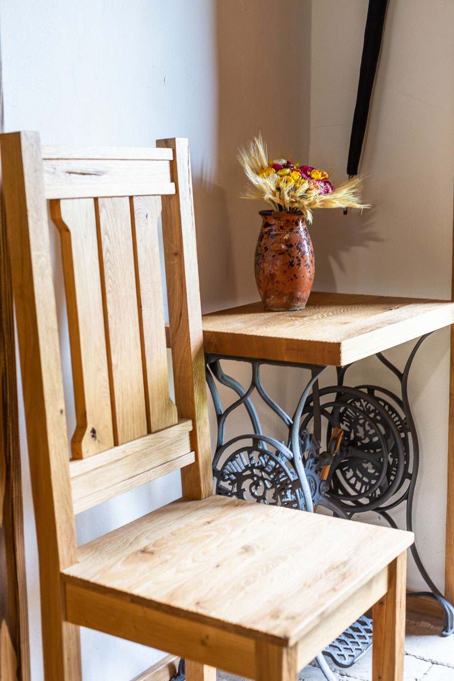 Drevená stolička a starý šijací stroj prerobený na stolík