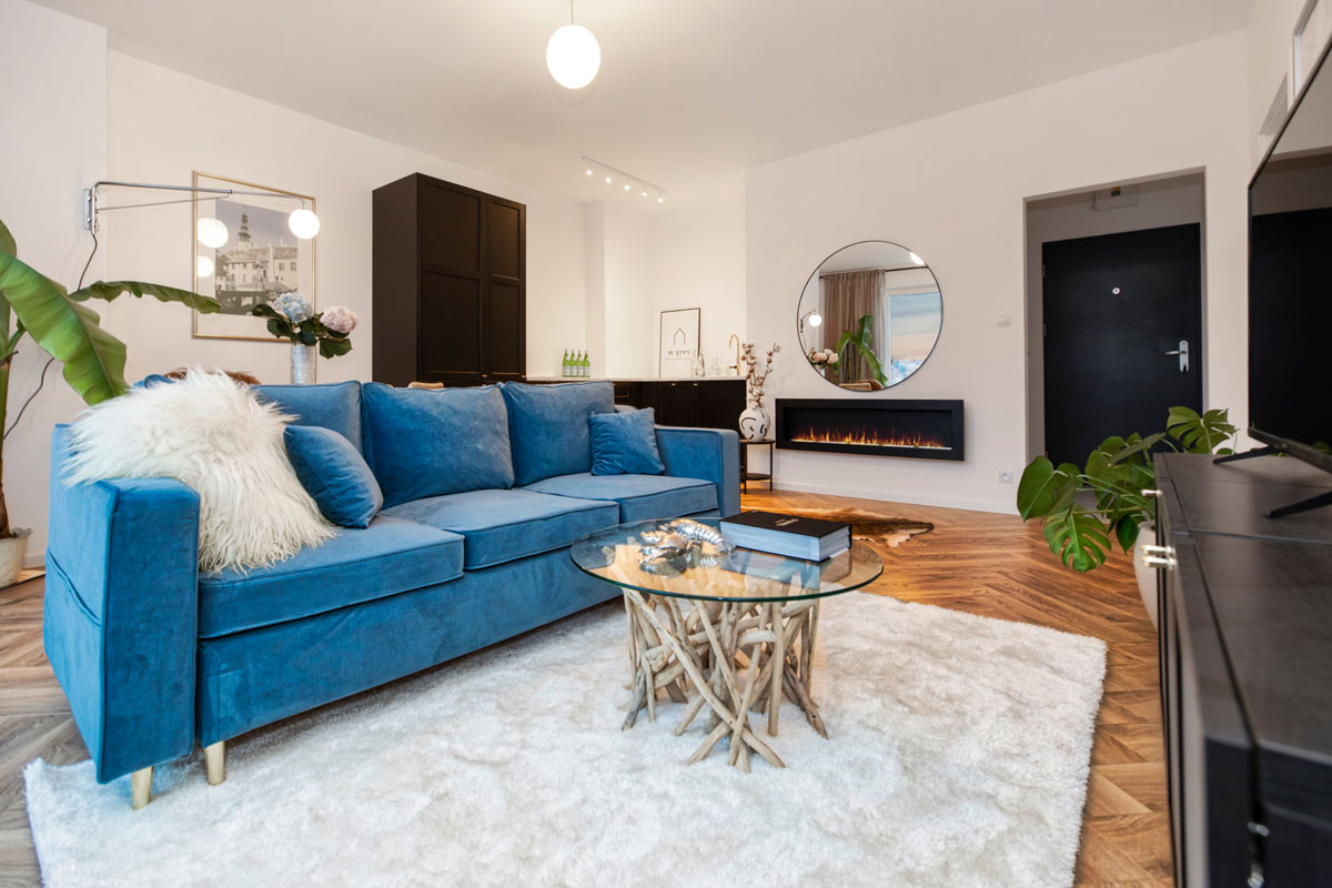 Obývačka s modrou sedačkou