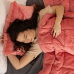 spiaca žena so záťažovou dekou