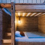 dvojposchodová posteľ z masívneho dreva vyrobená na mieru