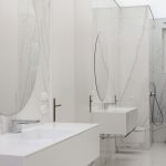 elegantná biela kúpeľňa s obkladmi z prírodného kameňa