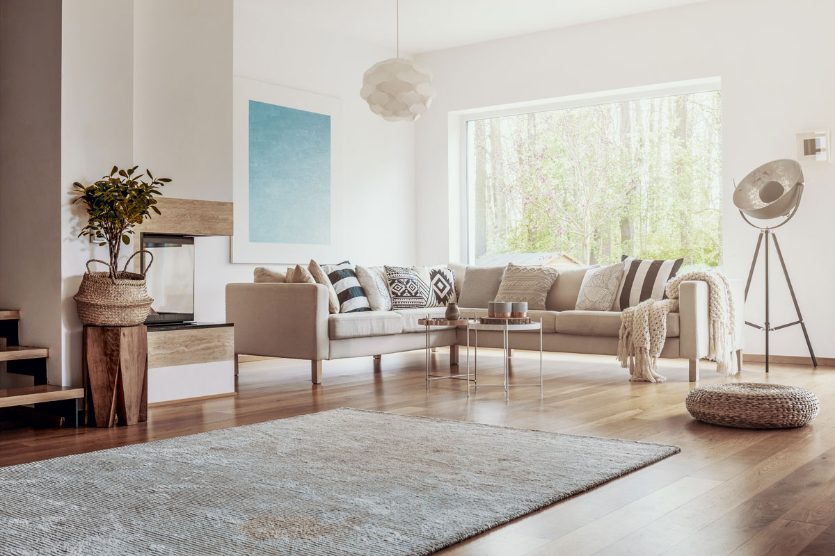 Moderná obývačka so svetlohnedým kobercom