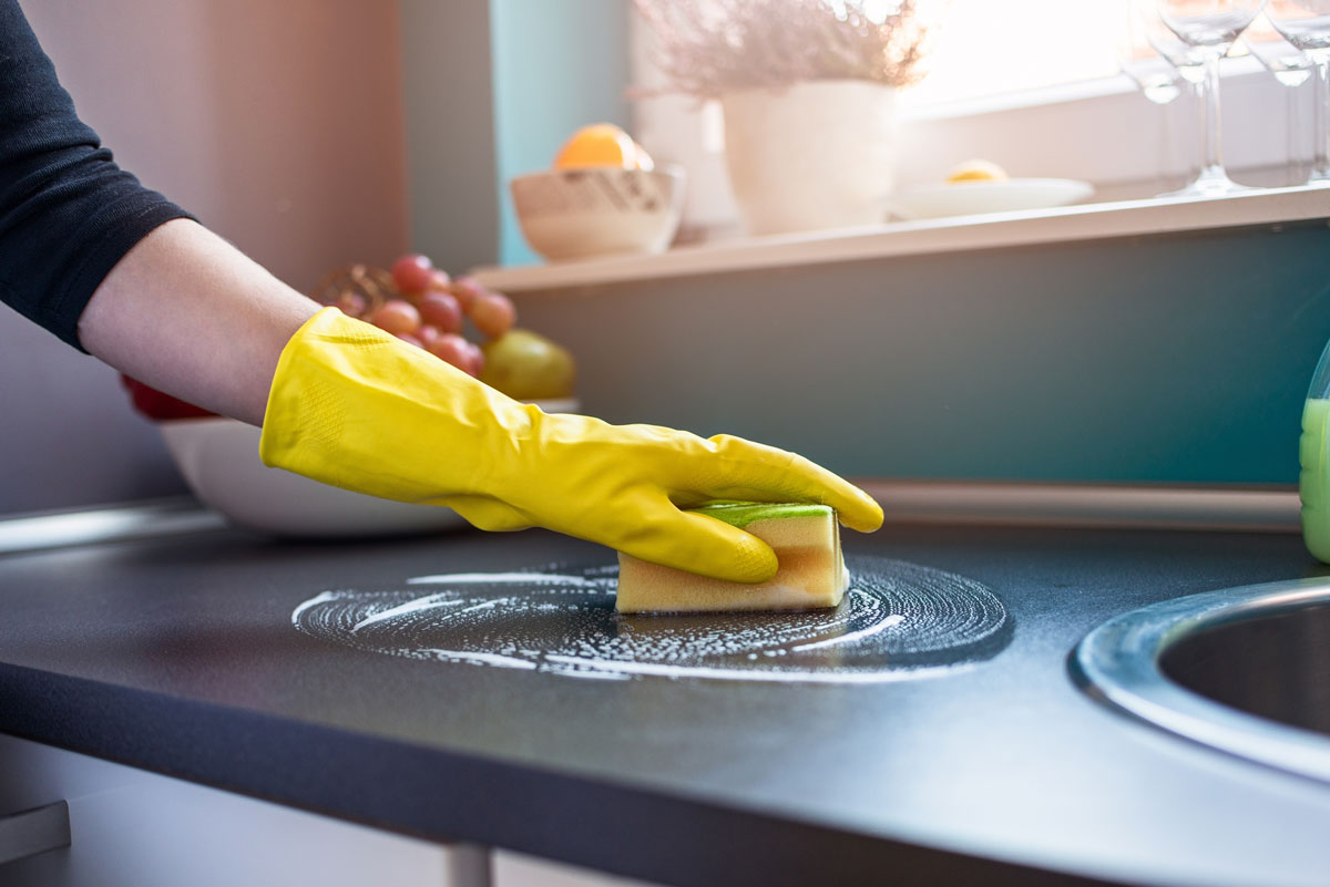Čistenie kuchynskej pracovnej dosky kyselinou citrónovou
