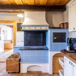Modrá keramická pec vo vidieckej kuchyni