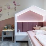 dievčenská detská izba v ružovej farbe s maľovkou so zajačikmi a posteľou v tvare domčeka