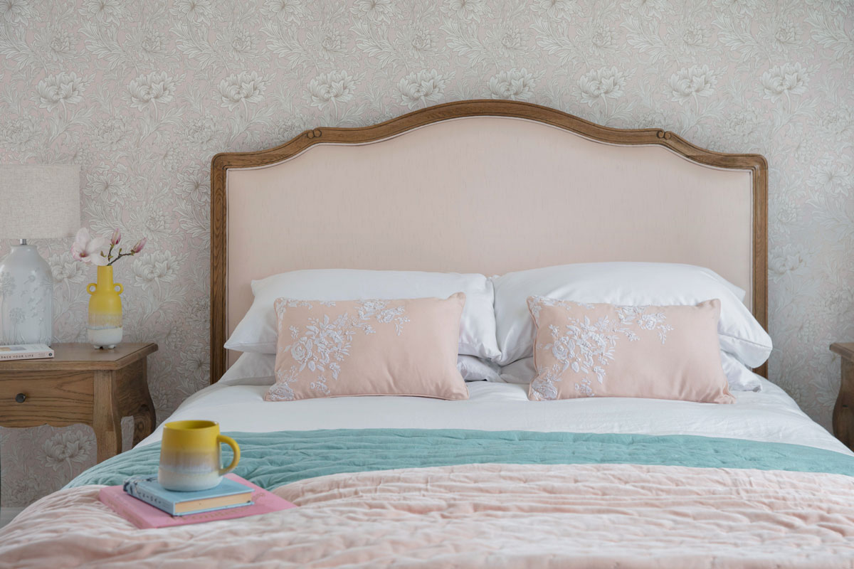 romantická ružová posteľ