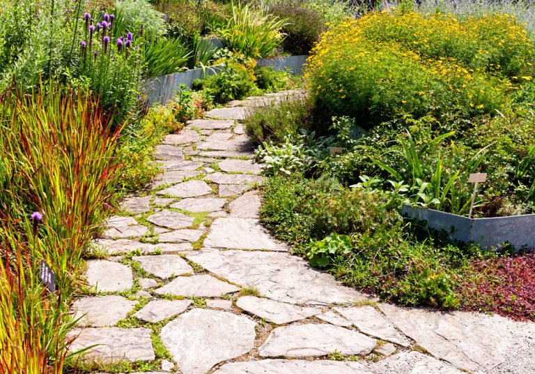 5 trendy materiálov, z ktorých vybudujete atraktívne záhradné chodníky