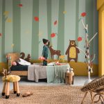 Detská izba s masívnou drevenou posteľou a maľovanou stenou s motívom lesa a zvieratiek