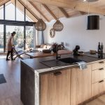 otvorená kuchyňa s obývačkou v chate v Nízkych Tatrách v rezorte Tri vody