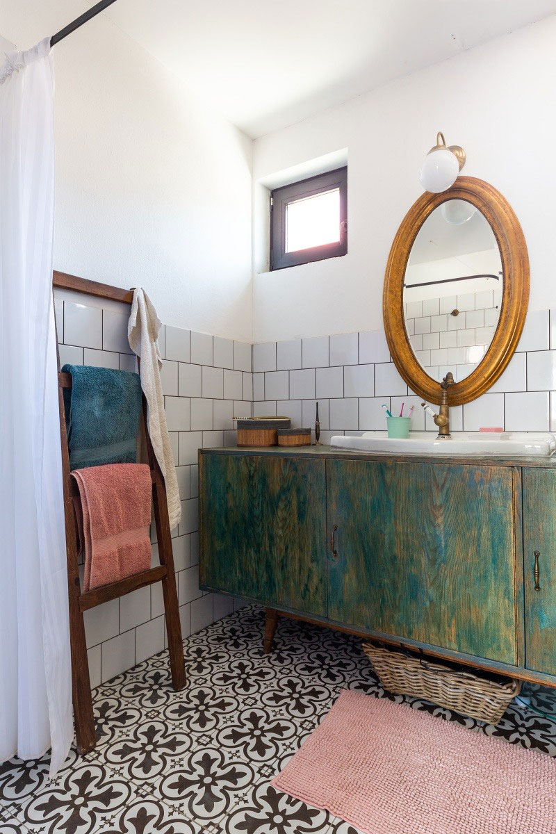 moderná kúpeľňa so starožitnými kusmi nábytku
