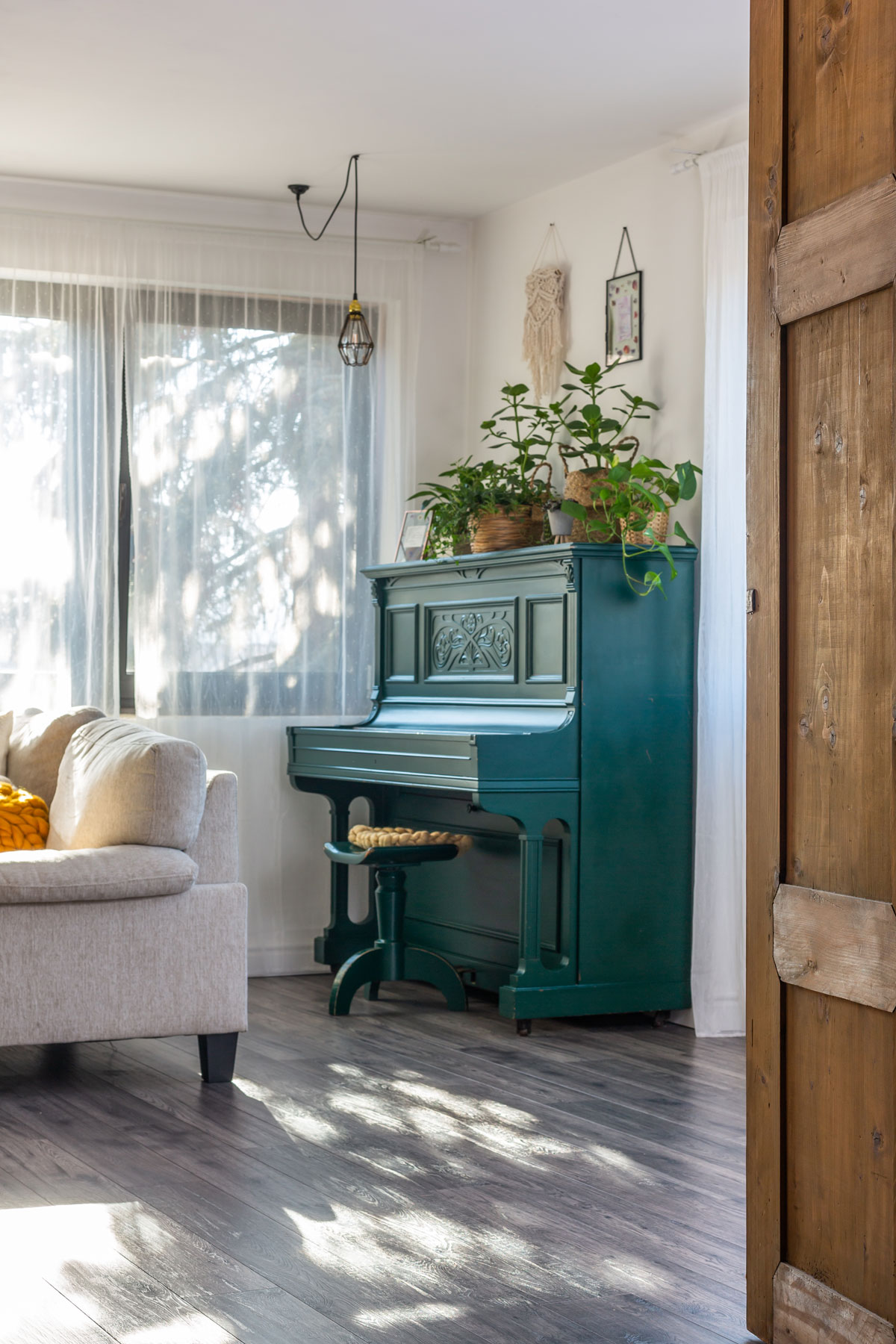 obývačka so zrenovovaným klavírom