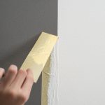 odliepanie krycej pásky po maľovaní steny