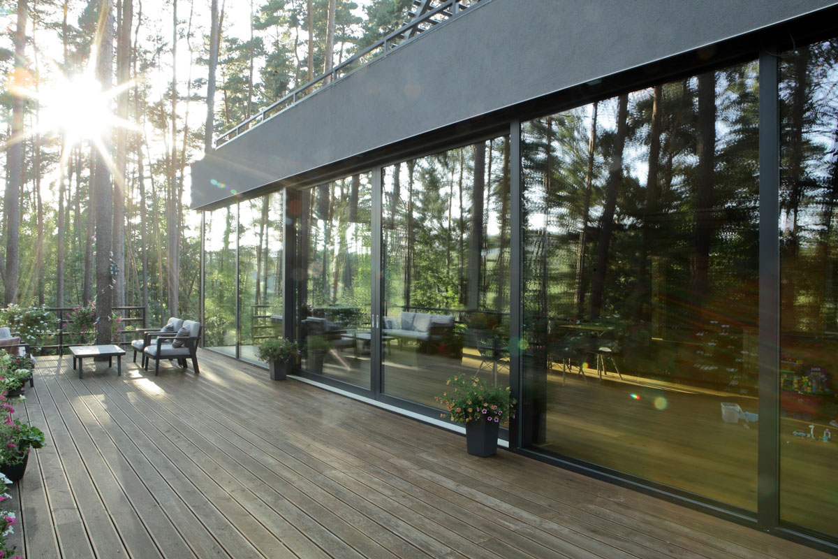 terasa moderného rodinného domu s výhľadom do lesa