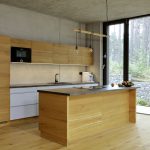 Minimalistická kuchyňa v kombinácii dreva a bielej farby