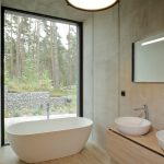 minimalistická kúpeľňa so samostatne stojacou vaňou a dvoma umývadlami
