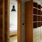 Pohľad do spálne v industriálnom minimalistickom interiéri