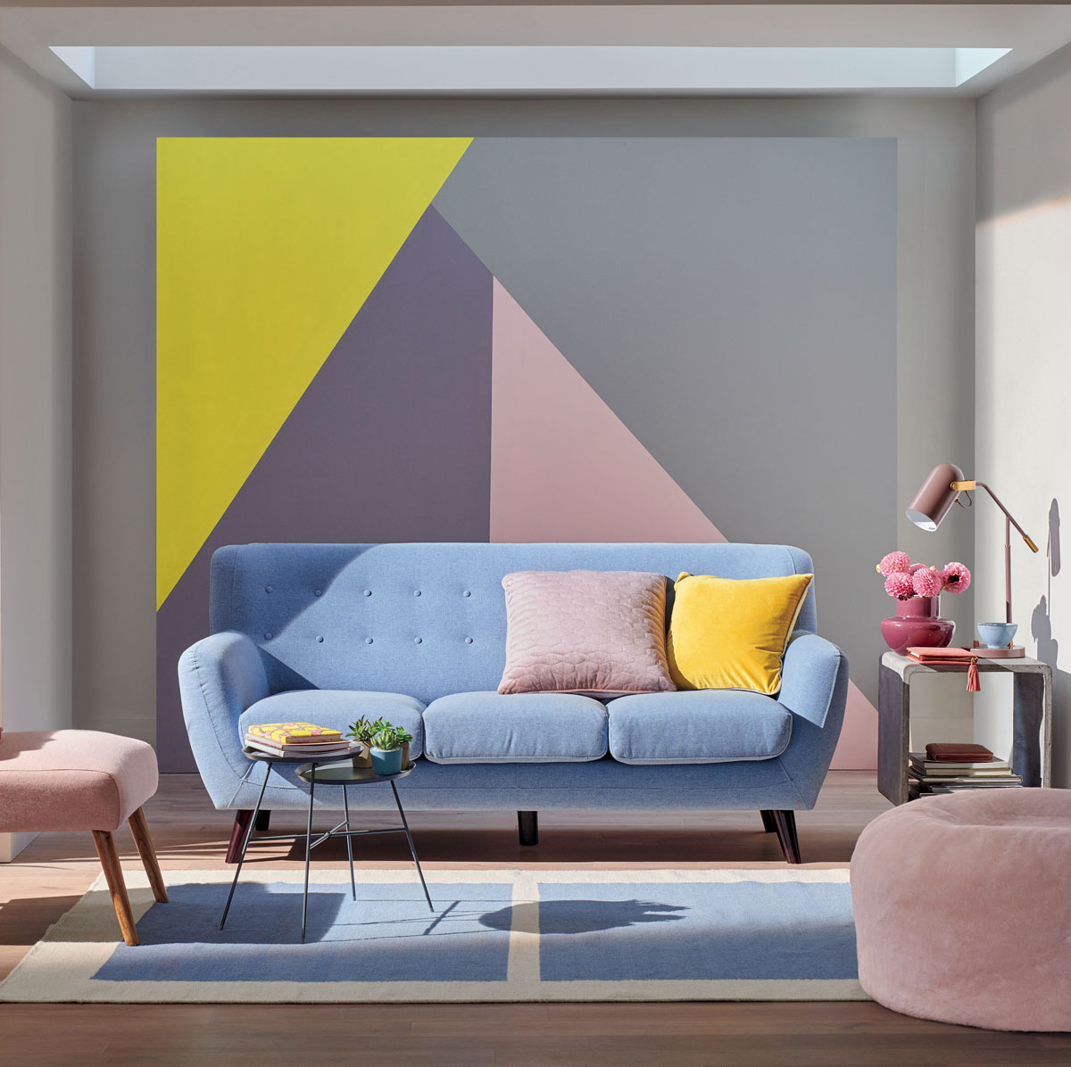 interiér s pastelovým nábytkom a maľovkou s geometrickým vzorom