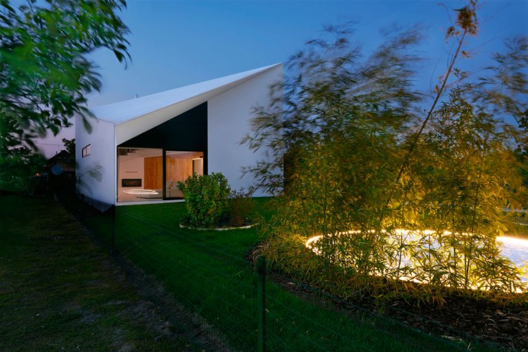Dom, ktorý pripomína opracovaný drahokam. Má netradičnú strechu, ktorá je na Slovensku unikátom